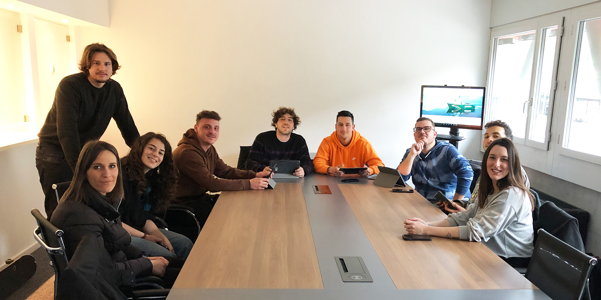 Das Corris-Team in Bellinzona, Tessin sitzt in den neuen Büroräumlichkeiten.